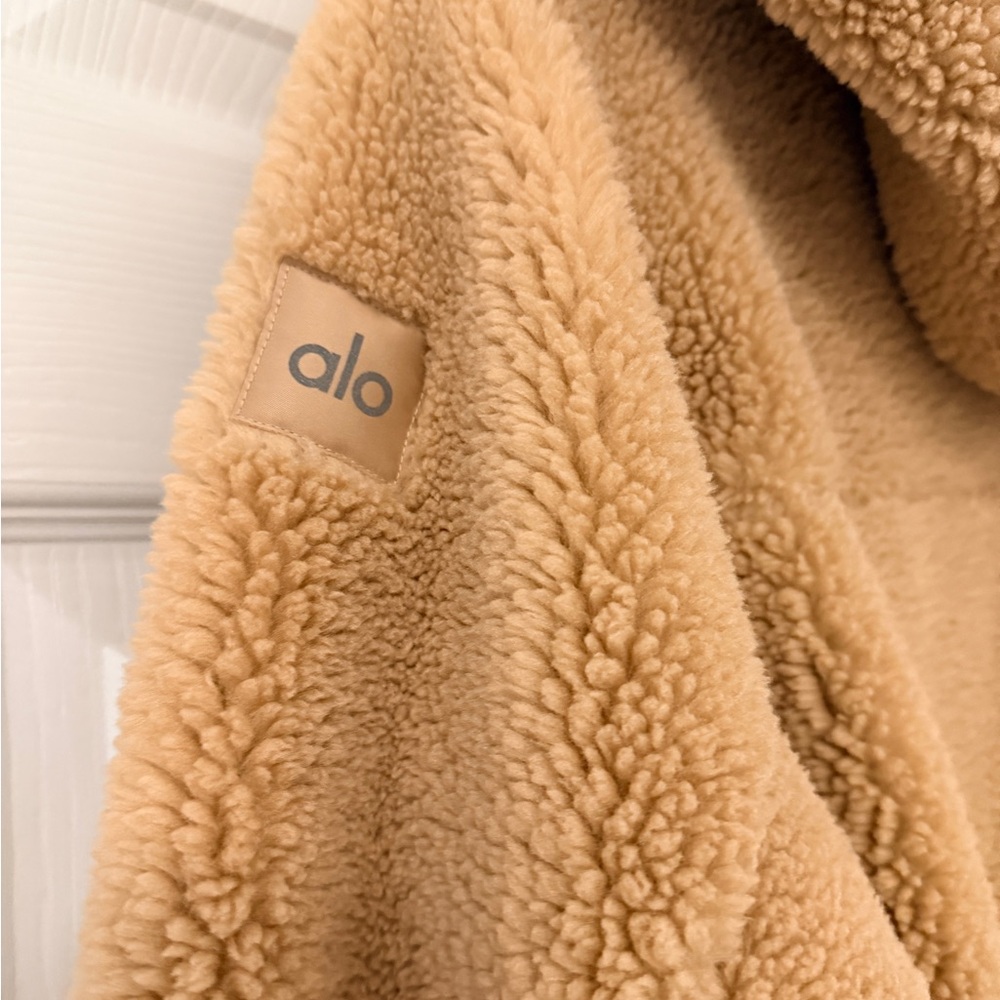 ALO Yoga Foxy Sherpa Jacket - Picture 4 of 7